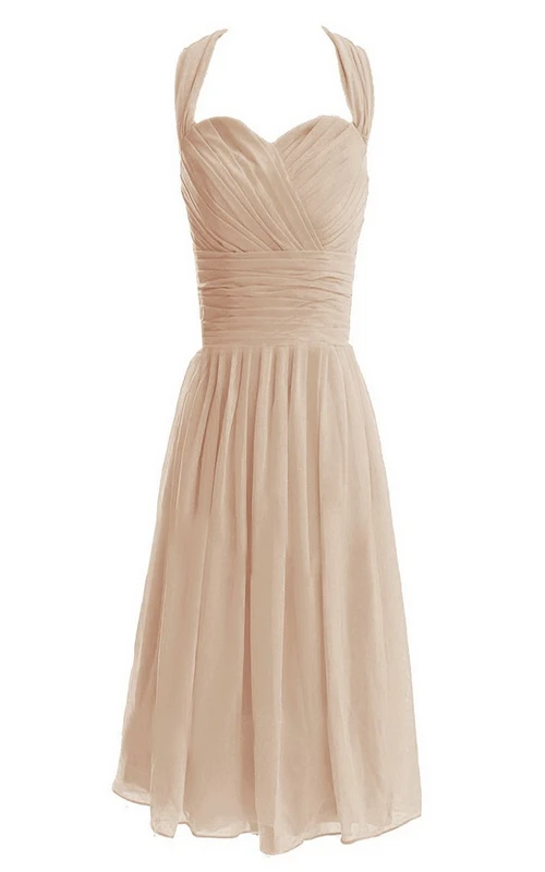 Vestido corto sin mangas con escote corazón y fruncido cruzado.