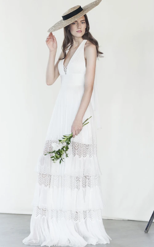Elegante vestido de novia sin mangas con escote en V y espalda descubierta.