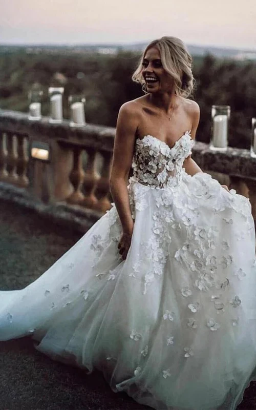 Elegantes Brautkleid mit herzförmigem Herzausschnitt, Tüll, floralen Applikationen und Spitze