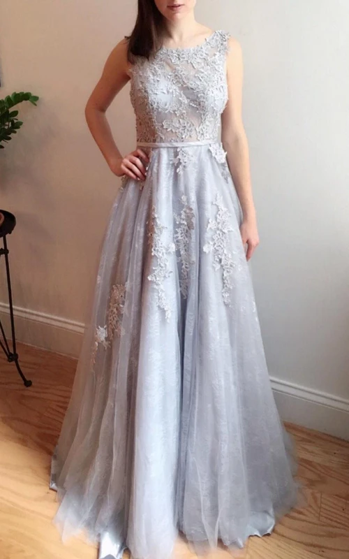 Hochzeitskleid aus graublauer Spitze