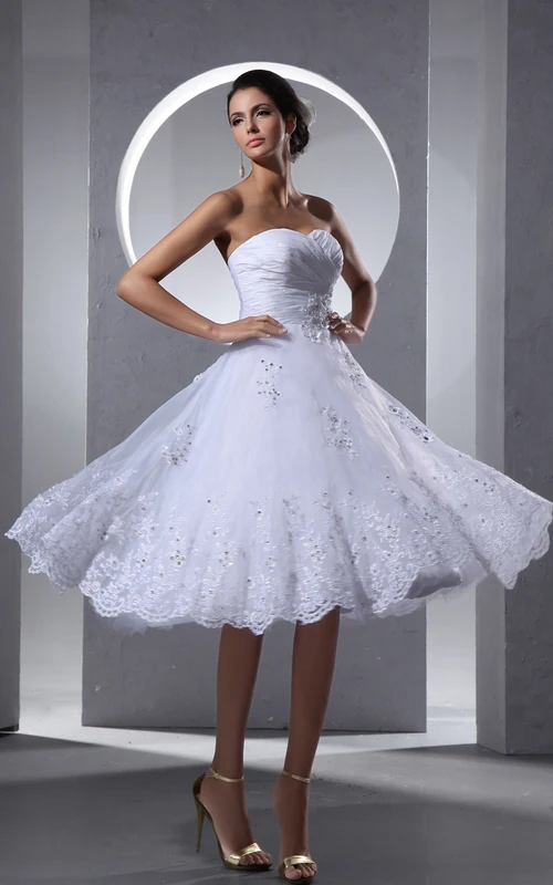 Vestido corto de corte A con fruncido cruzado y apliques de encaje.