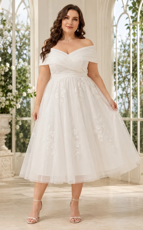 Vestido de cóctel romántico blanco de talla grande con escote Bardot, encaje y tul, corte en A, largo hasta la rodilla.