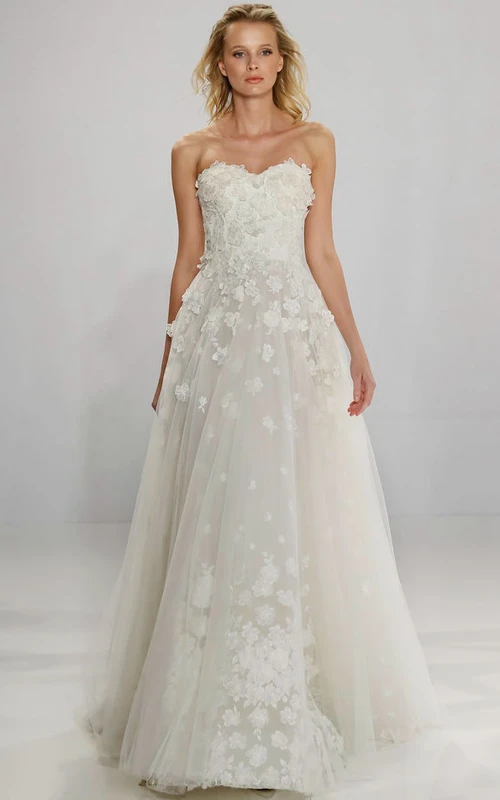 Robe de mariée en tulle longue, coupe trapèze, décolleté cœur, ornée de fleurs et dos en V