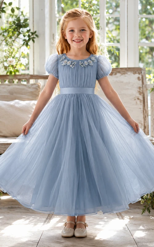 Robe de demoiselle d'honneur bleu acier, coupe trapèze, en tulle, col rond, manches bouffantes, imprimé floral, longueur thé