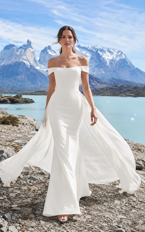 Robe de mariée fourreau en mousseline de soie satinée drapée à épaules dénudées et traîne, style court, pour une destination