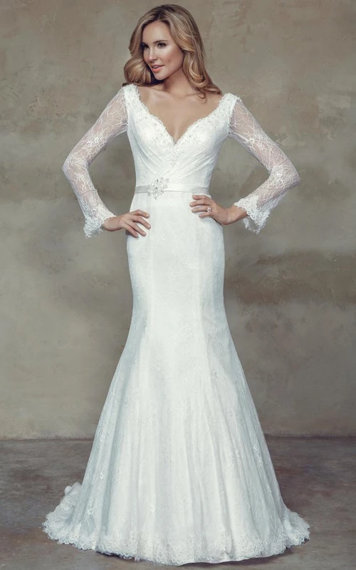 Vestido de novia largo de encaje con escote en V y mangas largas, estilo trompeta, con joyas en la cintura y espalda en V.