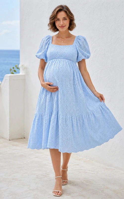 Vestido de té azul cielo para embarazadas con cuello cuadrado, mangas abullonadas y encaje calado.