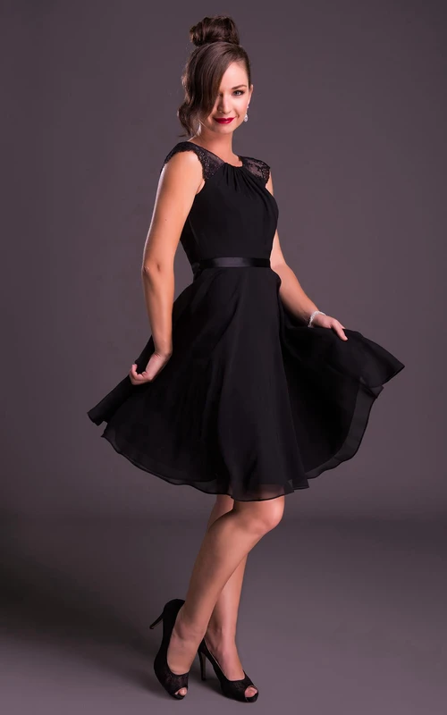 Minivestido de dama de honor de gasa con mangas cortas, escote redondo y detalles de cuentas, con cinta.