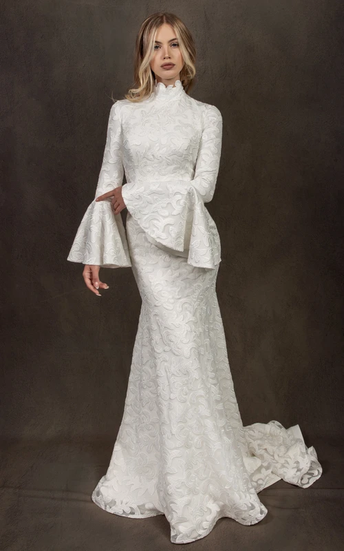 Schlichtes Winter-Hochzeitskleid im Meerjungfrauenstil mit Spitze, hohem Kragen, Glockenärmeln und Spitze