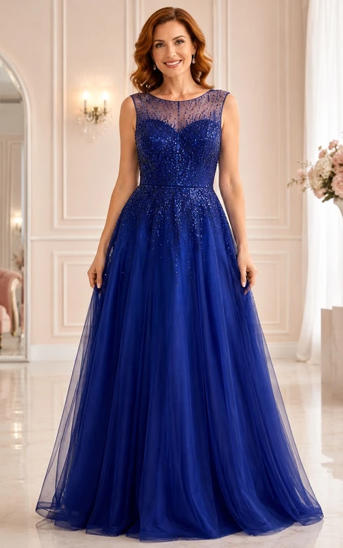 Robe de luxe longue en tulle bleu royal illusion à sequins et paillettes, coupe trapèze, ornée de bijoux.