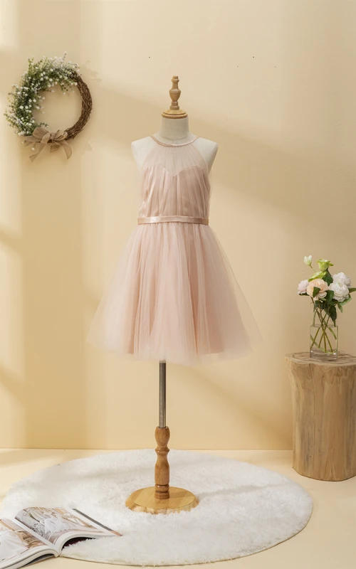 Bezauberndes kurzes, plissiertes Blumenmädchenkleid aus korallenfarbenem Tüll