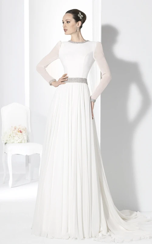 Vestido de novia de gasa de manga larga con escote redondo, adornado con joyas, cola de corte y espalda en V.