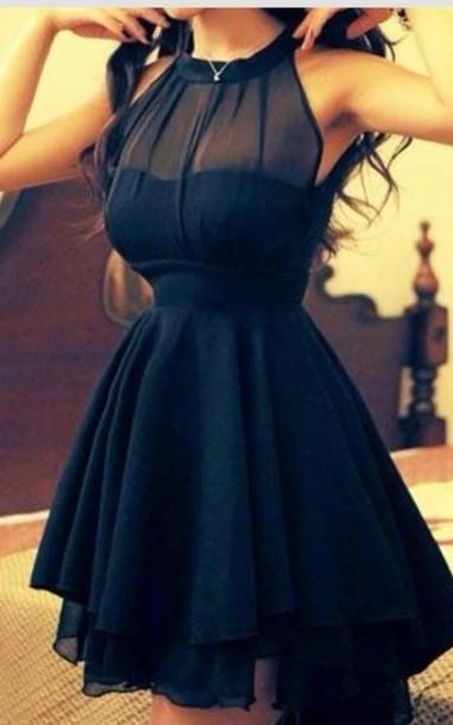 Elegante vestido de verano de gasa con cuello alto para la fiesta de bienvenida.