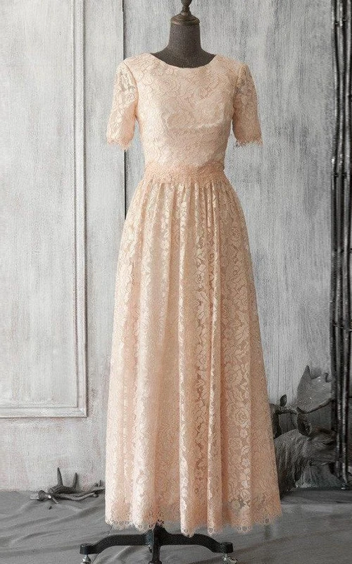 Langes, plissiertes A-Linien-Kleid mit Rundhalsausschnitt, kurzen Ärmeln und durchgehender Spitze sowie Schlüssellochausschnitt.