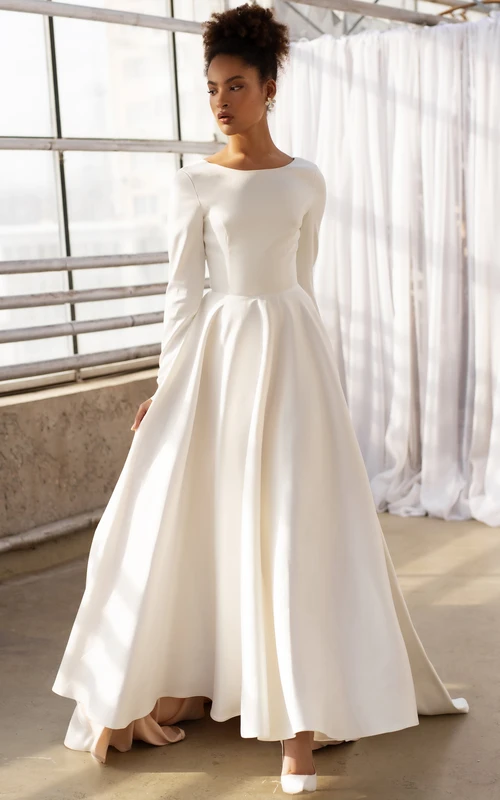 Vestido de novia modesto de satén de manga larga, escote redondo, largo hasta el suelo y espalda baja en V.