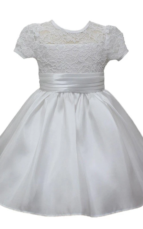 Robe courte trapèze en dentelle à manches courtes et plis