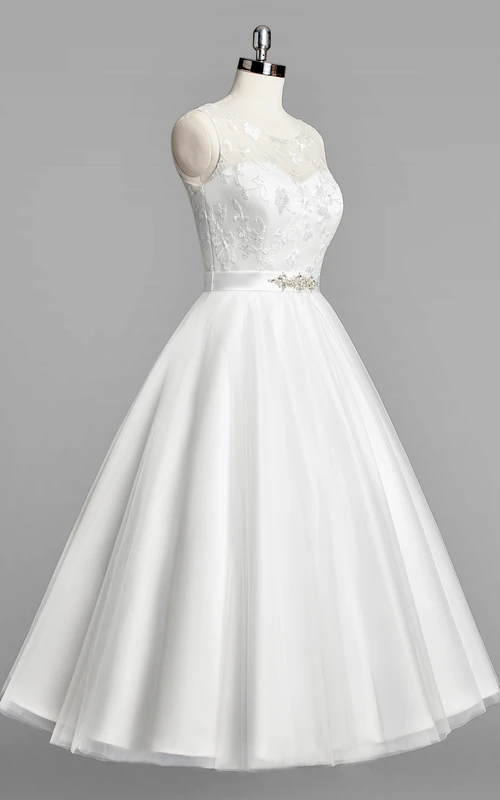 Robe de mariée courte en tulle, sans manches, coupe trapèze, col rond, longueur thé, avec ceinture perlée
