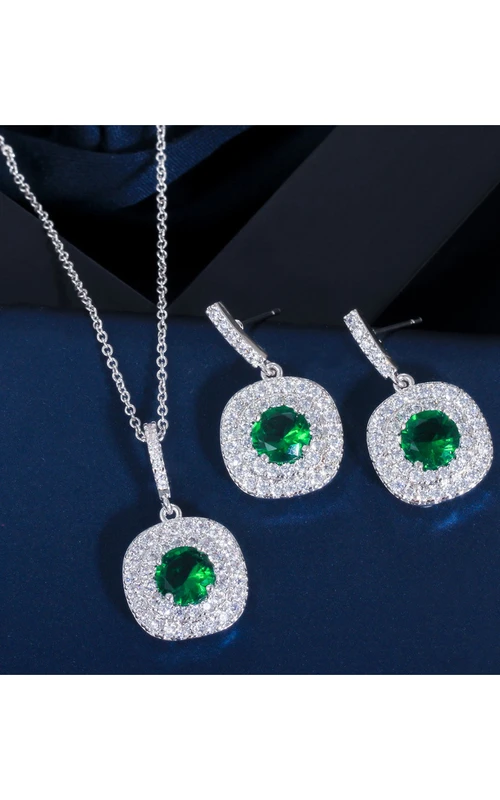 Elegantes Schmuckset aus Halskette und Ohrringen mit quadratischen Strasssteinen in verschiedenen Farben