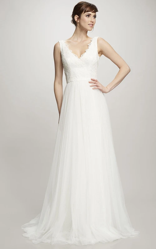 Vestido de novia largo sin mangas de corte A con escote en V, tul y encaje, espalda con escote en V profundo y cola de cepillo.