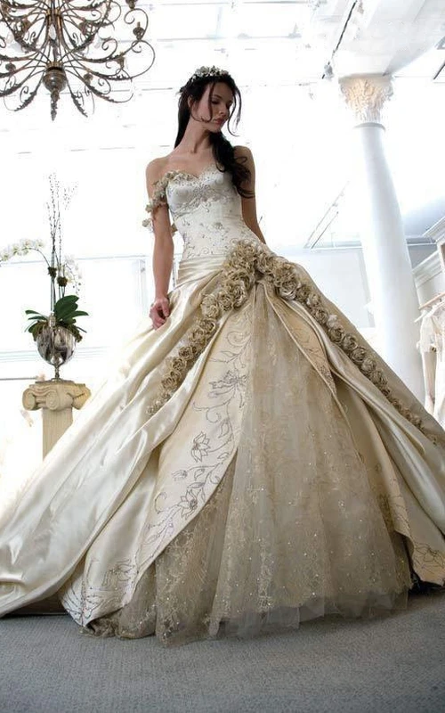 Robe longue en satin et dentelle à découpe en forme de goutte d'eau
