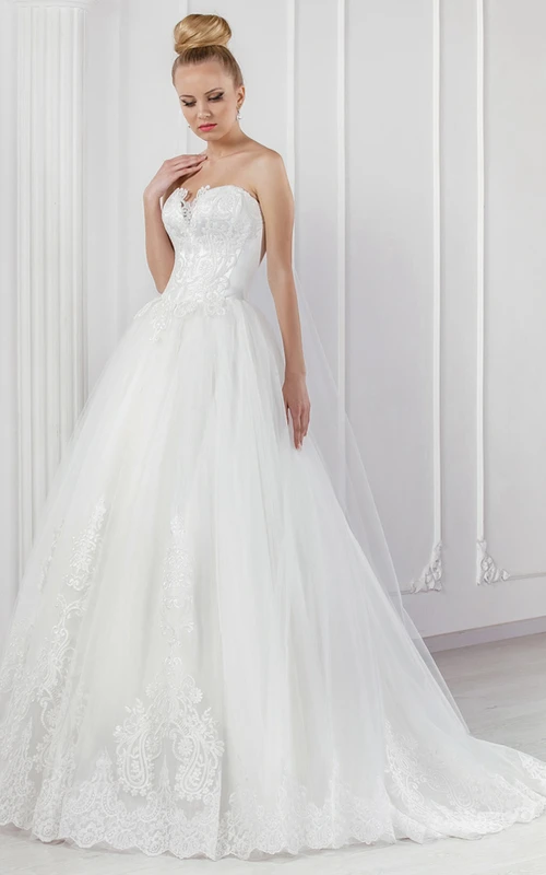 Robe de bal longue bustier en tulle, ornée d'appliques et dos corset.