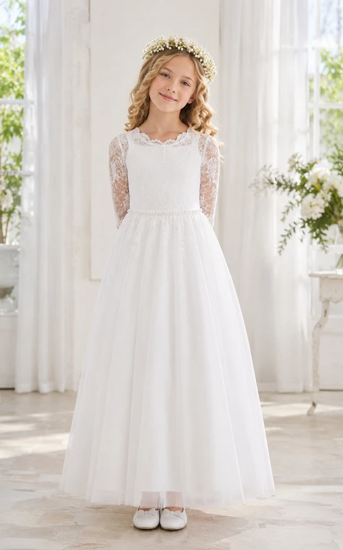 Weißes, bodenlanges Kleid aus Spitze und Tüll mit Illusionsausschnitt, langen Ärmeln, bezogenen Knöpfen und Kommunionsausschnitt – perfekt für Blumenmädchen oder als Brautjungfer.