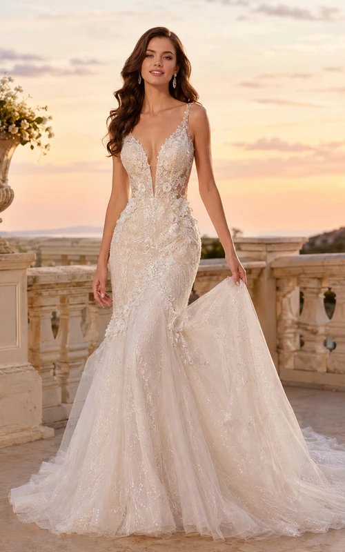 Robe de mariée sirène en dentelle florale à col en V spaghetti et traîne chapelle de luxe