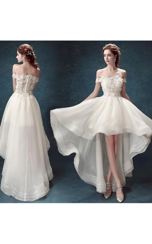 Vestido de corte A de organza y encaje con hombros descubiertos y manga corta en la espalda.
