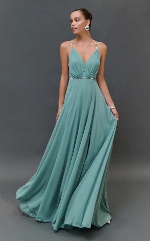 Vestido largo de gasa estilo imperio con tirantes finos y abalorios.