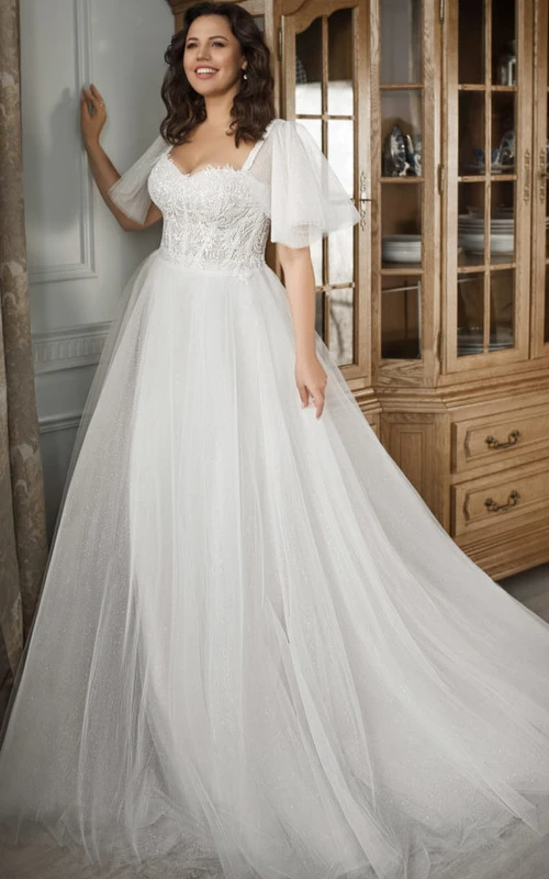 Bezauberndes Tüll-Hochzeitskleid in A-Linie mit kurzen Glockenärmeln und Perlenstickerei in Übergröße