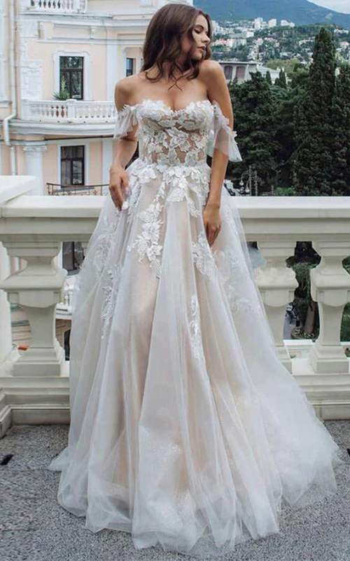 Robe de mariée en dentelle vaporeuse, coupe empire, épaules dénudées, ornée d'appliqués et décolleté en cœur