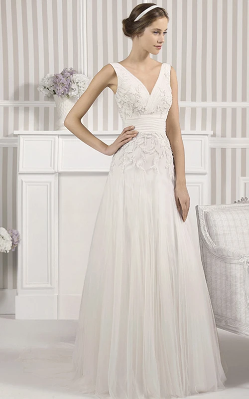 Vestido de novia largo hasta el suelo, sin mangas, con escote en V, de corte A, de tul con cuentas, pliegues y espalda baja en V.