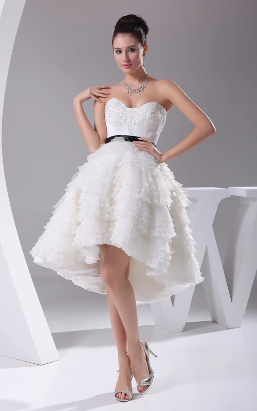 Vestido de novia corto asimétrico de encaje con apliques en forma de corazón y espalda descubierta
