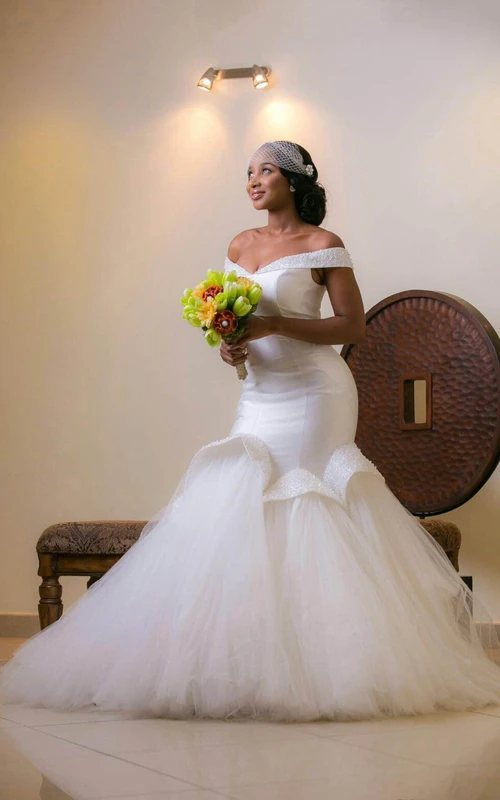 Robe sirène mini épaules dénudées sans manches à cloche, ornée de perles, d'appliques et de volants, avec traîne balayée et dos corset en tulle et dentelle