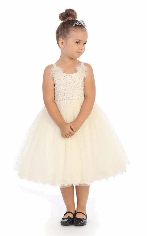 Robe de demoiselle d'honneur mi-longue en tulle et dentelle brodée à volants et nœuds, avec corset au dos.