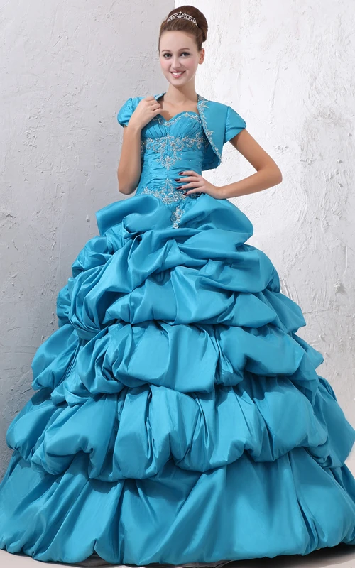 Vestido de gala de tafetán con escote corazón, volantes recogidos y abalorios.