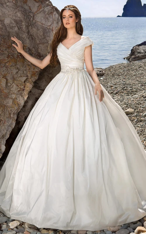 Langes Ballkleid aus Satin mit V-Ausschnitt, kurzen Ärmeln, Schnürung, Taillenschmuck und Raffungen