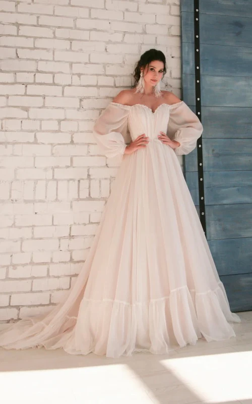 Vestido de novia de organza plisada con mangas largas abullonadas y escote Bardot, corte imperio, silueta en A