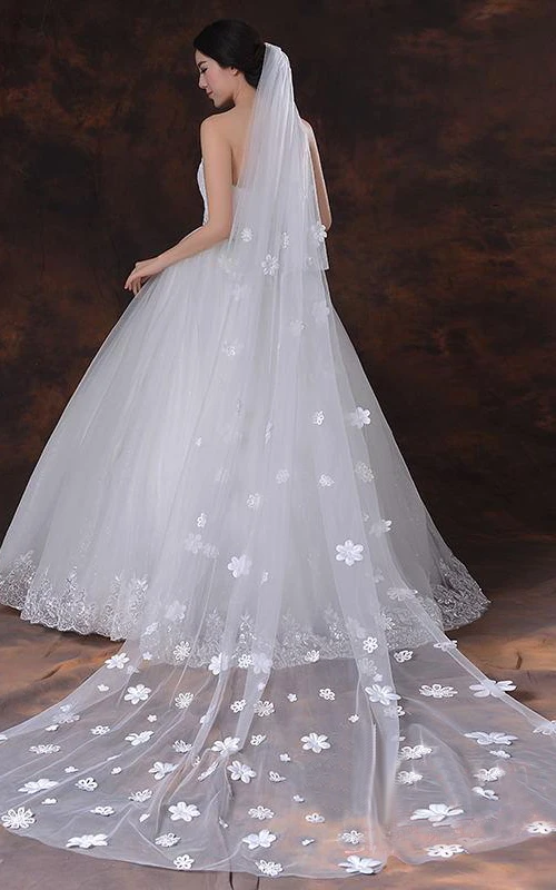Voile de mariée cathédrale de style éthéré orné d'appliqués floraux, dernière tendance