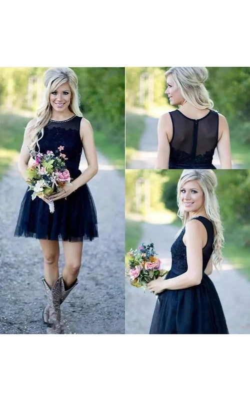 Ärmelloses kurzes A-Linien-Kleid aus Spitze und Tüll mit Juwelenmuster