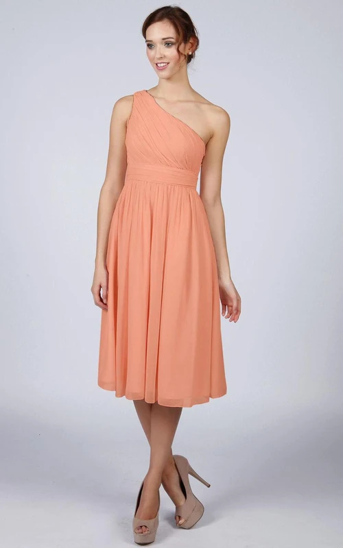 Orangefarbenes, knielanges Chiffonkleid in A-Linie mit One-Shoulder-Schulter.