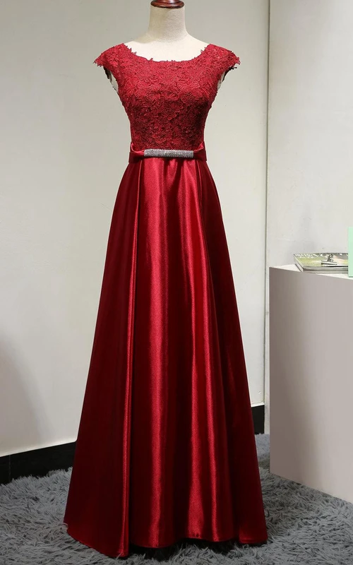 Robe longue en satin, coupe trapèze, col rond, manches courtes, corsage en dentelle et dos en U