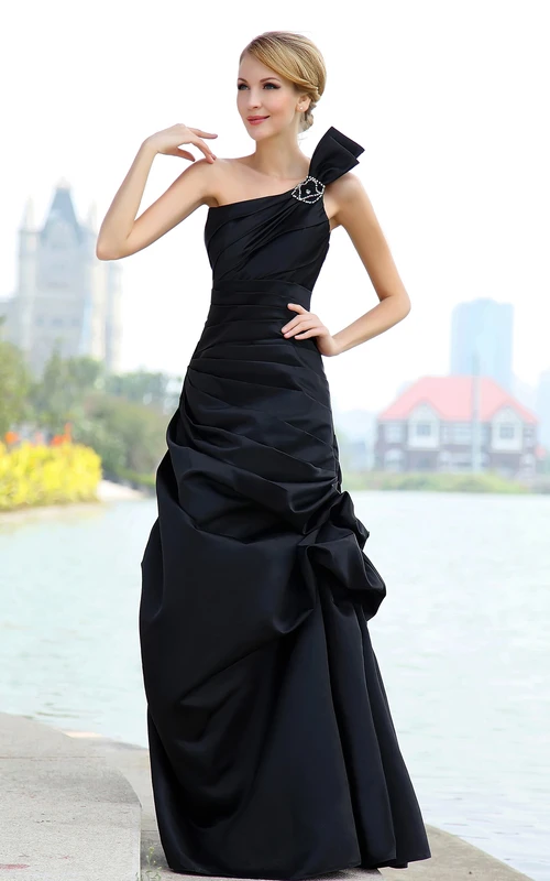 Vestido de satén asimétrico estilo sirena con volantes recogidos.
