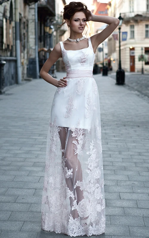 Ärmelloses, bodenlanges A-Linien-Abendkleid mit quadratischem Saum, Applikationen aus Spitze und Satin sowie Schnürung am Rücken.