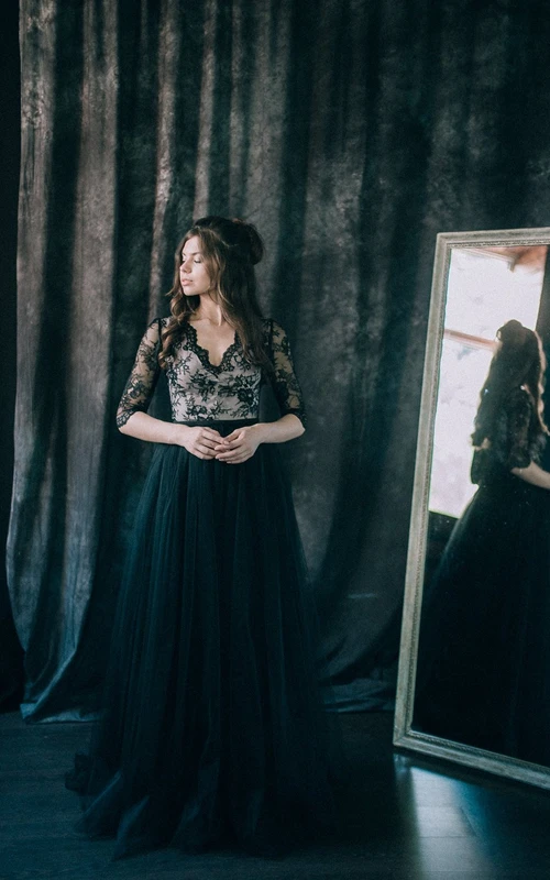 Vestido de novia ajustado negro con escote en V, manga larga, espalda escotada con efecto ilusión y encaje.