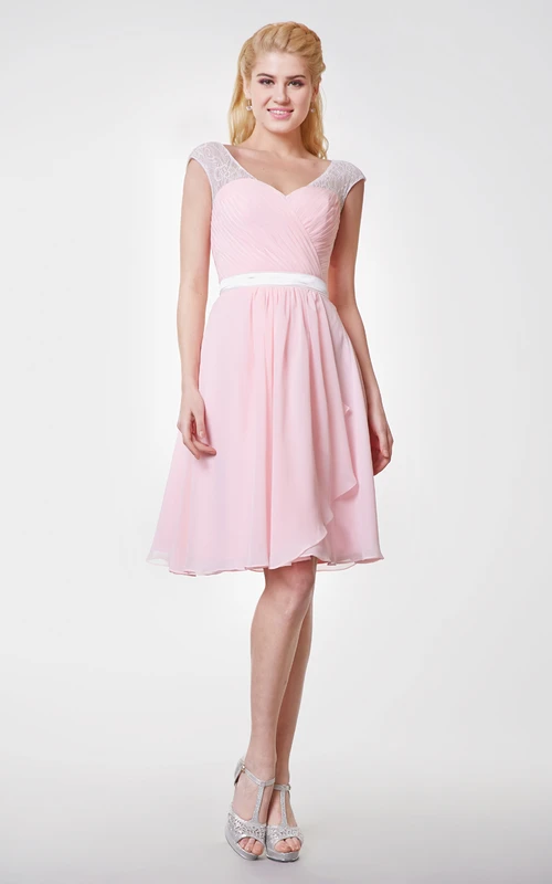 Knielanges Chiffonkleid mit V-Ausschnitt, seitlicher Drapierung und Schärpe