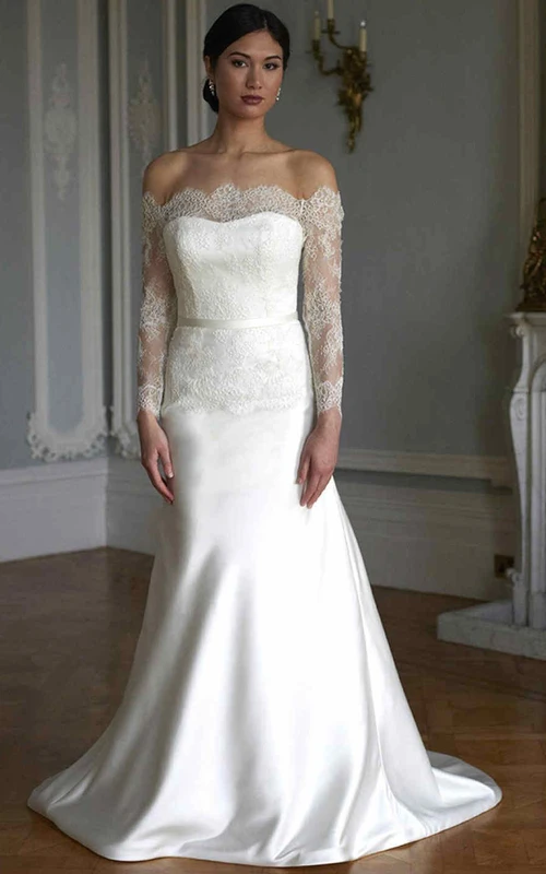 Vestido de novia maxi de encaje y satén con mangas largas y hombros descubiertos con efecto ilusión.