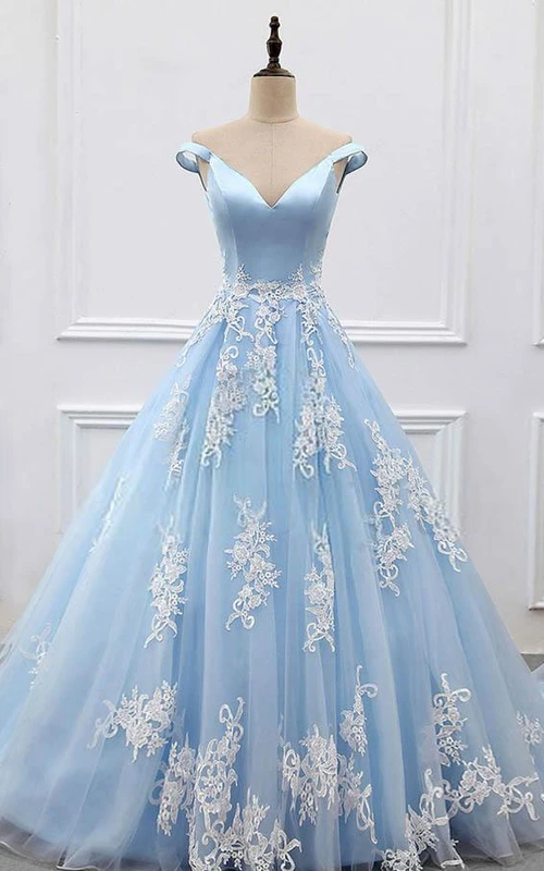 Vestido de satén de corte A con hombros descubiertos, manga corta, cremallera y espalda en V baja.