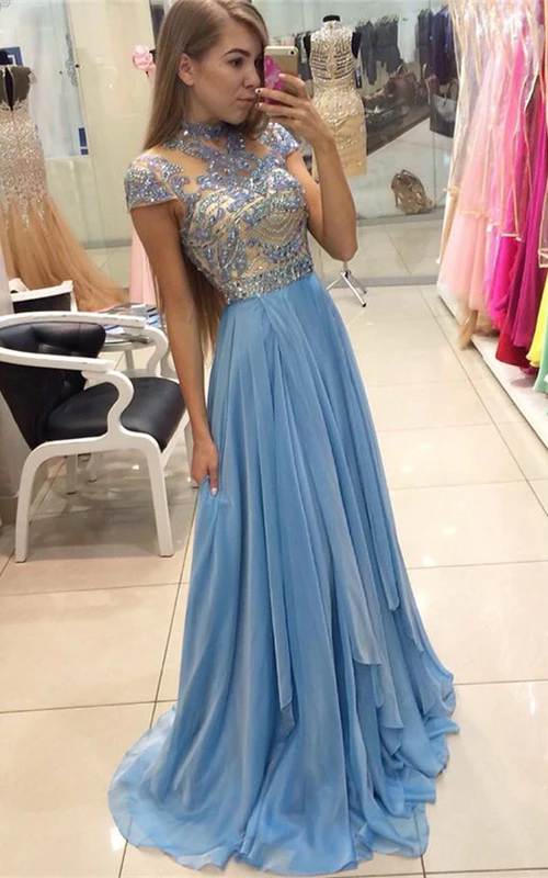 Vestido de fiesta de gasa con delicados abalorios, corte en A, mangas cortas y cola larga.