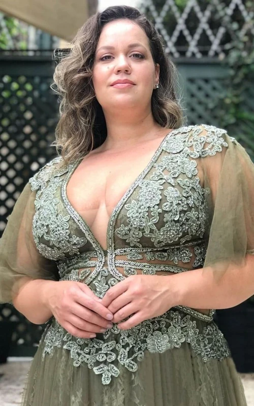 Vestido de fiesta largo hasta el suelo, de tul con escote pronunciado y espalda descubierta, con apliques.